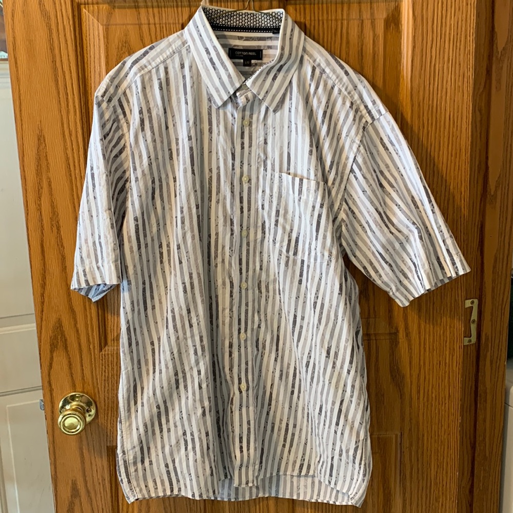 Men’s short sleeve button down size large